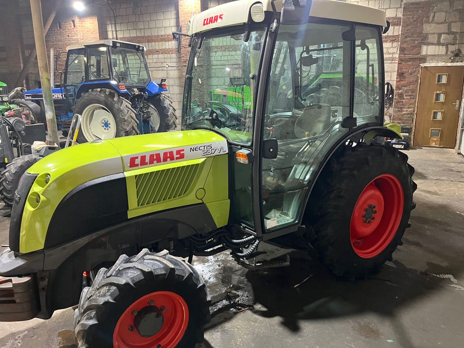 Claas Nectis 237vl Sprowadzony ciągnik sadowniczy