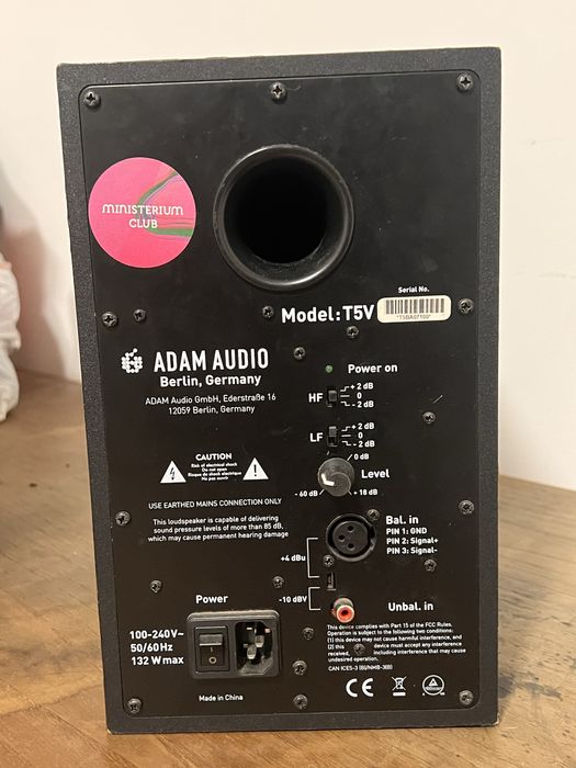 Uma Coluna Adam Audio T5V