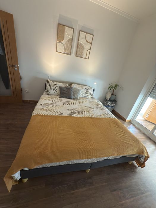 Cama de casal tamanho Queen Size.