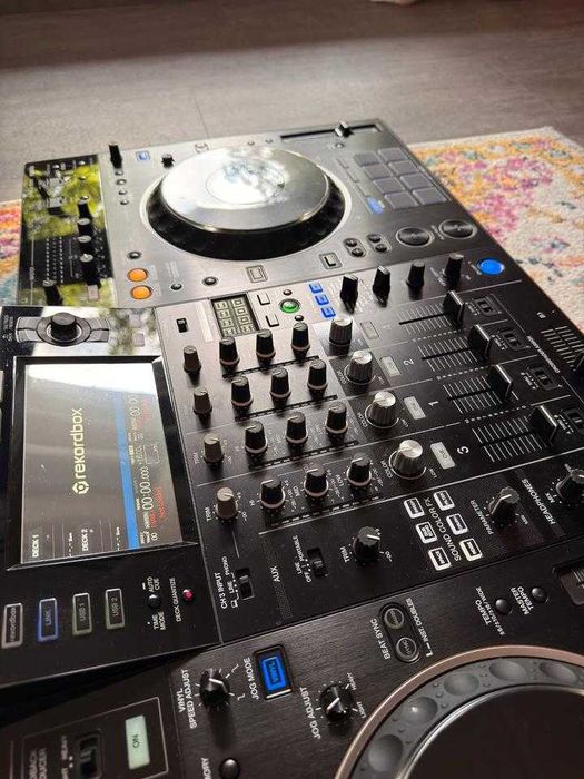 Sistema de DJ «tudo-em-um» Pioneer XDJ-XZ com saco e capa.