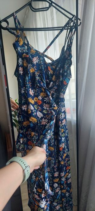 Granatowa sukienka midi w kwiaty Atmosphere falbanka dekolt V wiązanie