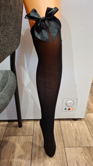 Pończochy z kokardką.