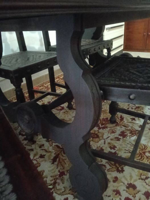 Mesa e Cadeiras em Mogno