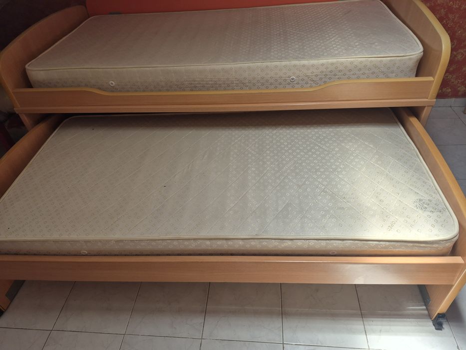 Cama solteiro ideal p crianças  com 2 colchões seminova
