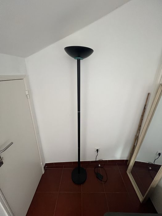 Candeeiro de pé preto em ferro preto com 1,80m