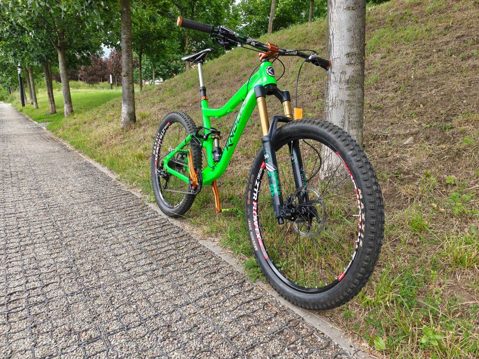 Rower MTB Full Knolly Warden. Świecący lakier
