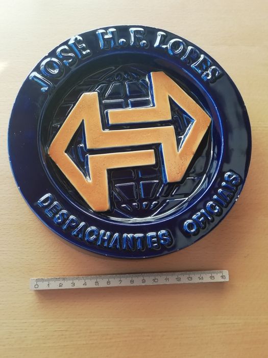 Conjunto de cinzeiros variados.