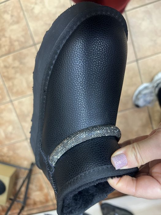 Женские  черные кожаные угги