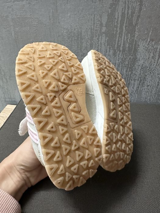 Кросівки на дівчинку