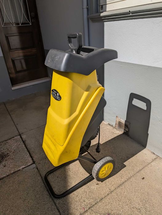 Triturador elétrico para vegetação do jardim