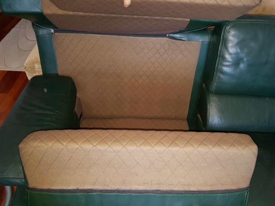 SOFÁ EM PELE (couro original), 1 unidade disponível, em ótimo estado.