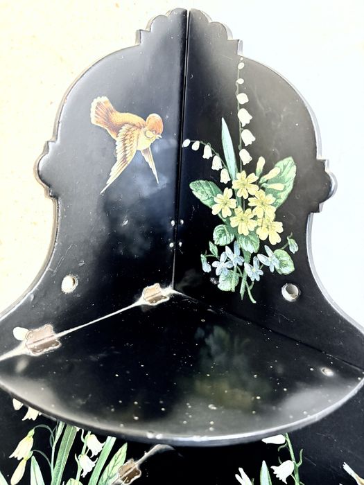 Linda antiga prateleira de canto asiática em charão lacado com motivos florais