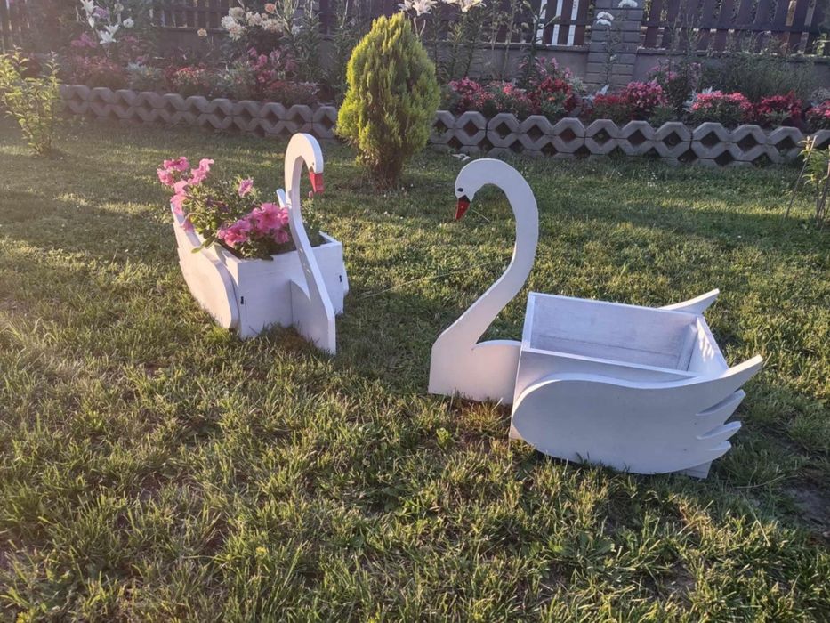 Drewniana donica w kształcie łabędzia