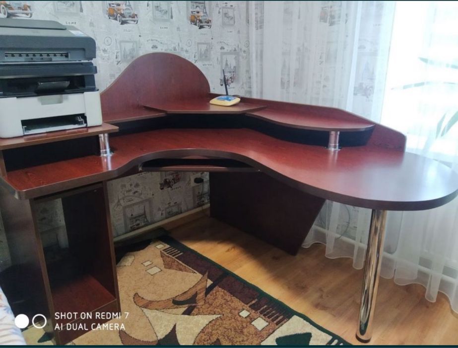Стіл компʼютерний