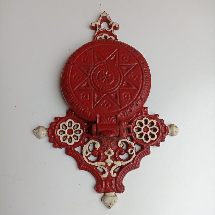 Invulgar suporte mural antigo em ferro fundido pintado com base rectra