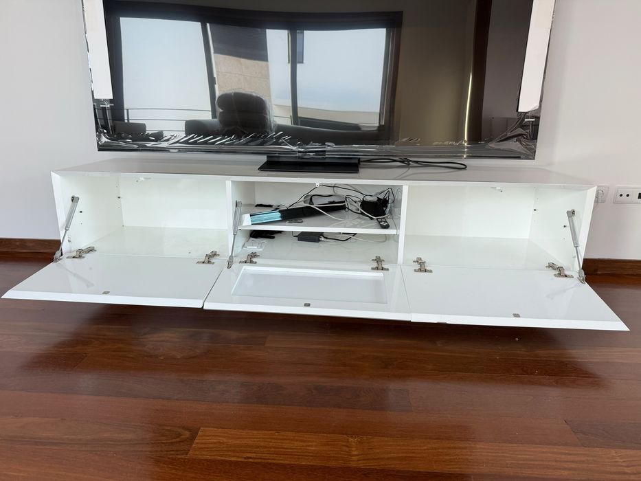 Móvel TV Interdesign – Lacado Branco e Aço Inox