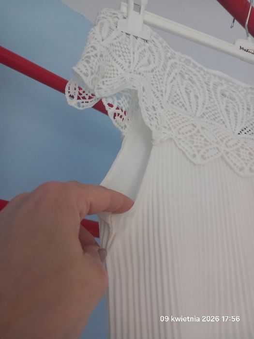 Piękna zwiewna biała plisowana sukienka na ramiona koronka rozmiar s