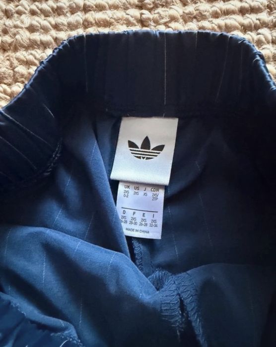 Sliczne szedokie spodnie adidas