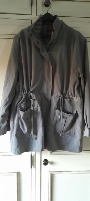 Parka ajustavel com bolsos gola alta