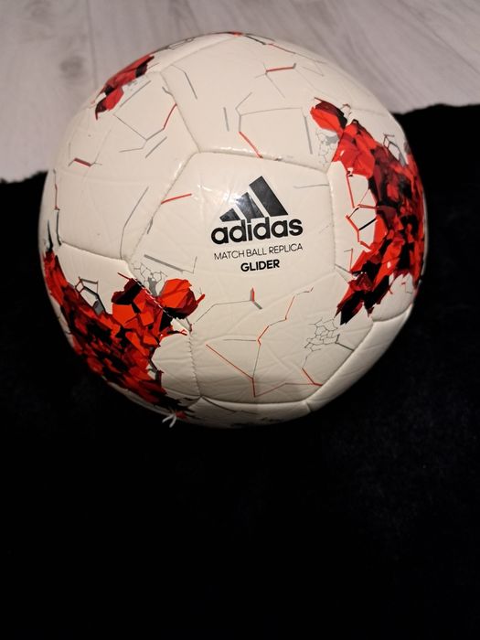 Oryginalna piłka Adidas z 2017 roku