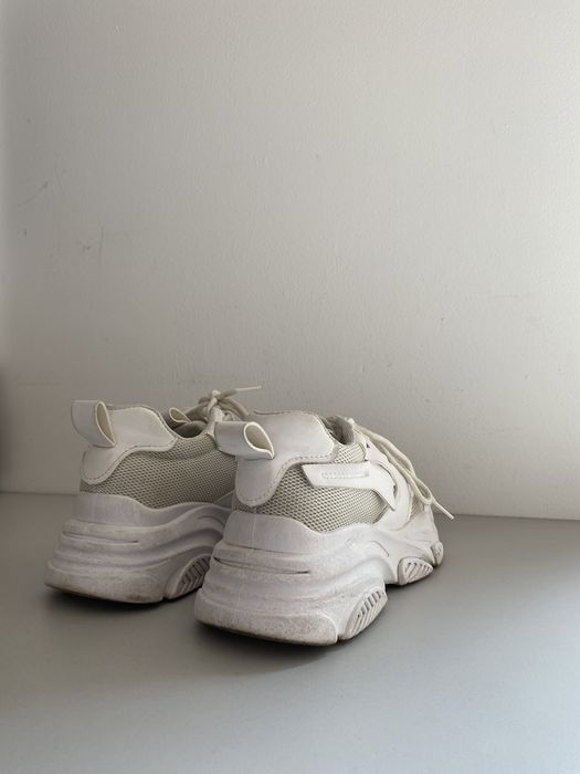 Białe sportowe buty