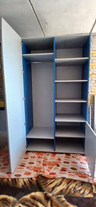 Продам 3 офісних стола і шкаф