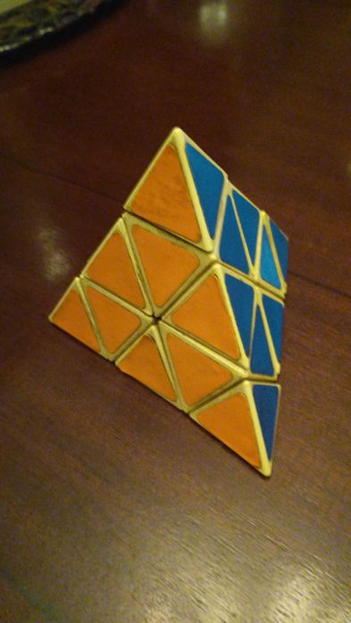 Cubo mágico e pirâmide mágica