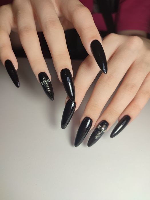 Манікюр, корекція, нарощування нігтів