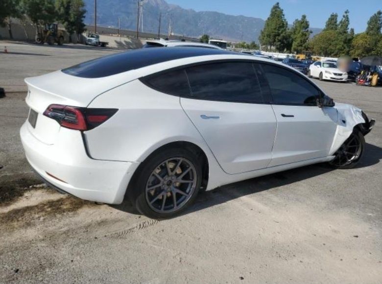 Tesla model 3 (2021)