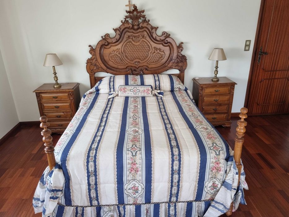 Conjunto cama e 2 mesinhas