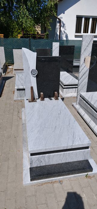 Nagrobek granitowy