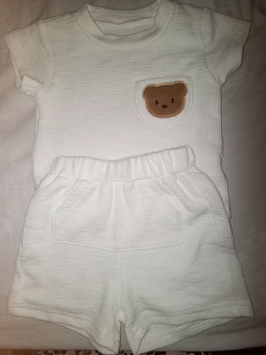 білий дитячий костюм з мусліну