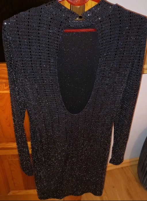 Cekinowa sukienka z wycięciem na plecach