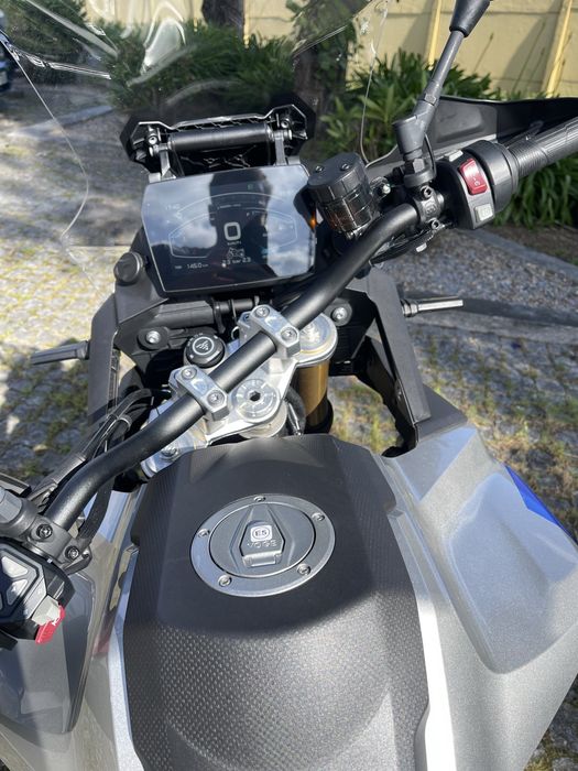 Voge 900 DSX com extras