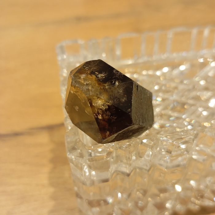 Cyrkon, minerał, kryształ.