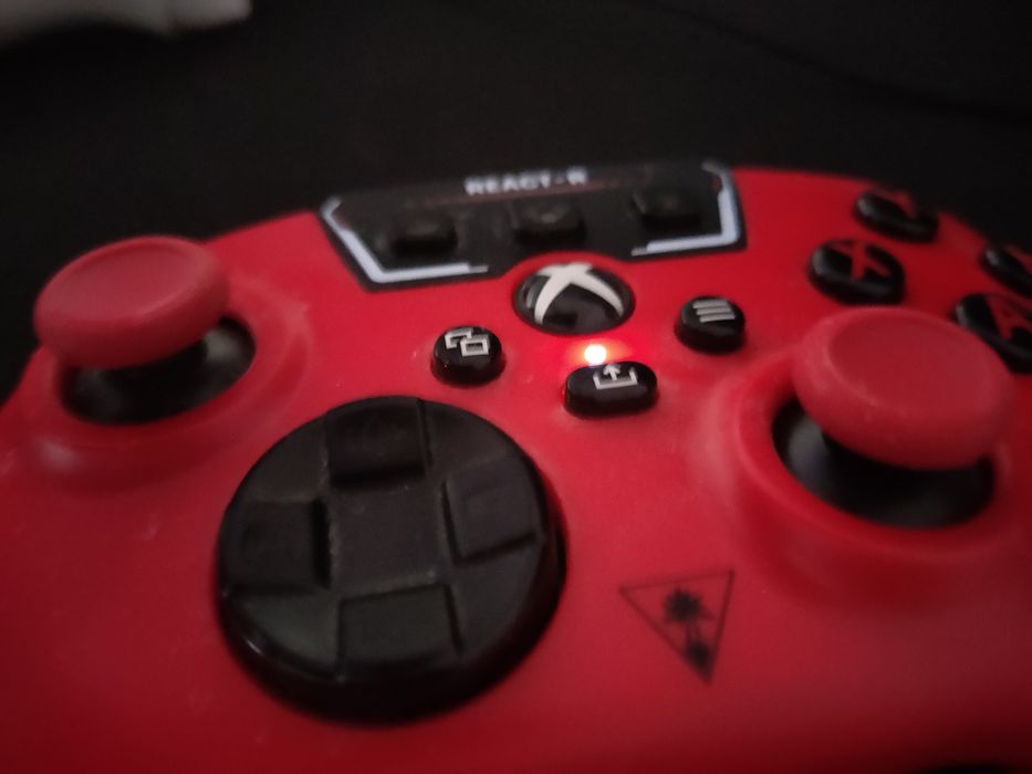 Controlo Xbox Turtle Beach REACT-R  com audio e equalização de som dedicada no topo para destacar passos e tiros