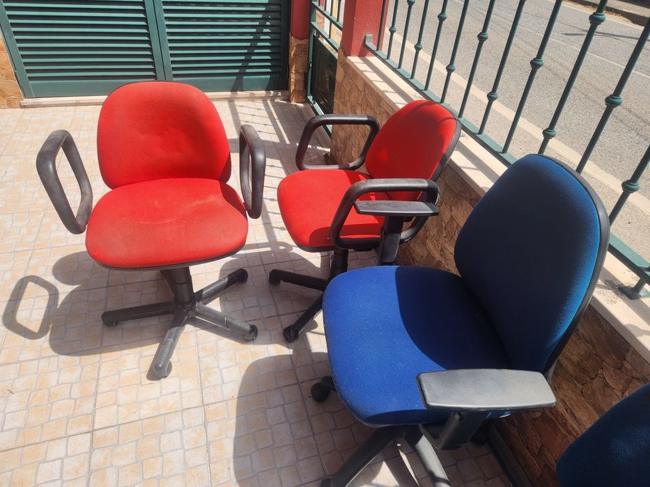Cadeiras escritório  só precisam de limpeza , a que está rota é oferta.