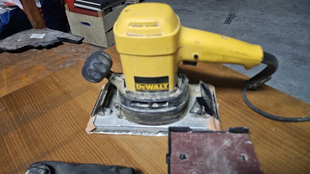 Lixadeira eléctrica DeWALT