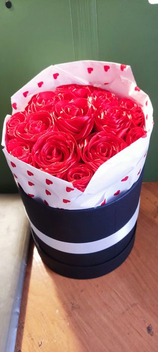 Букет в коробці з атласної стрічки