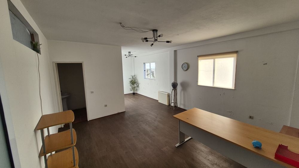 Arrendo armazém com 600m2 água e luz incluído