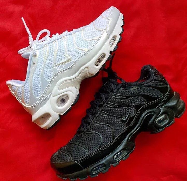 TN NIKE BRANCAS E PRETAS