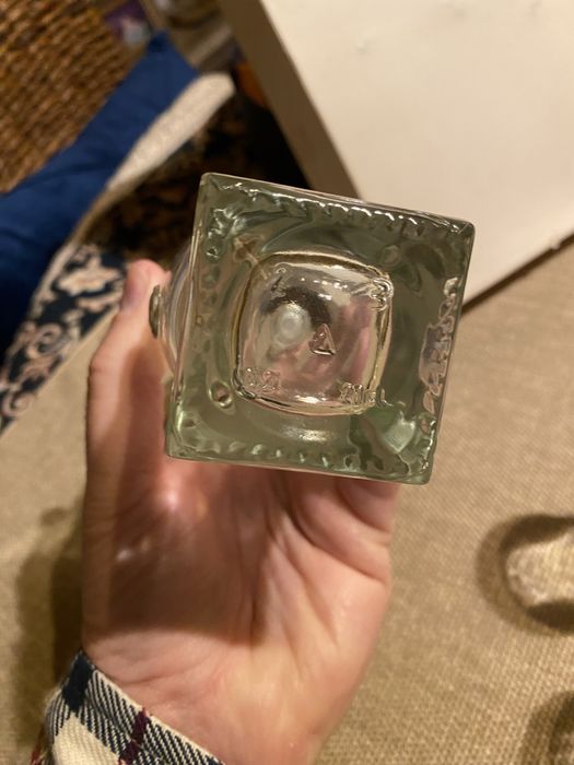 Conjunto de licor com aplicações em prata. Garrafa e seis copos.