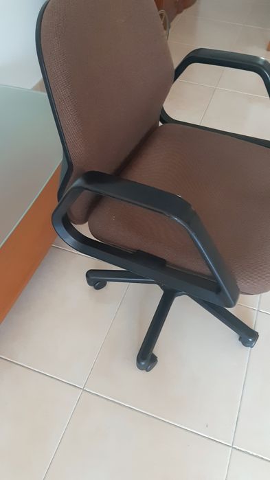 Cadeira de escritório em bom estado