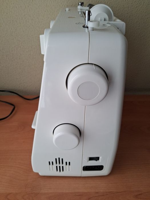 Máquina de costura elétrica