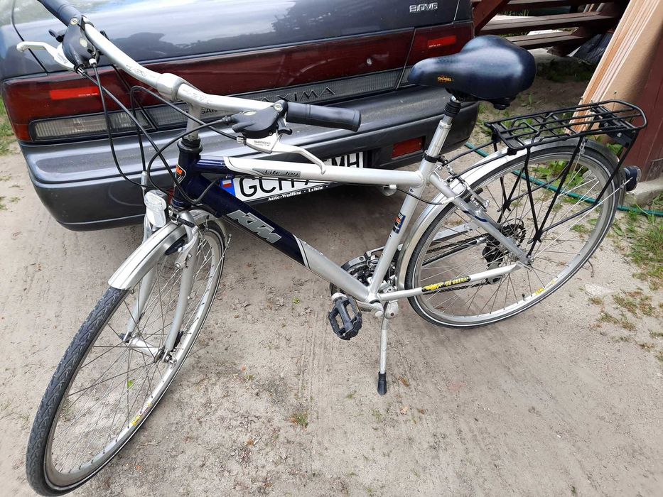 rower KTM wspanialy plynie po drodze