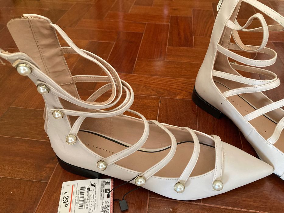 Sapatos com tiras e enfeite de botões tipo pérola 36