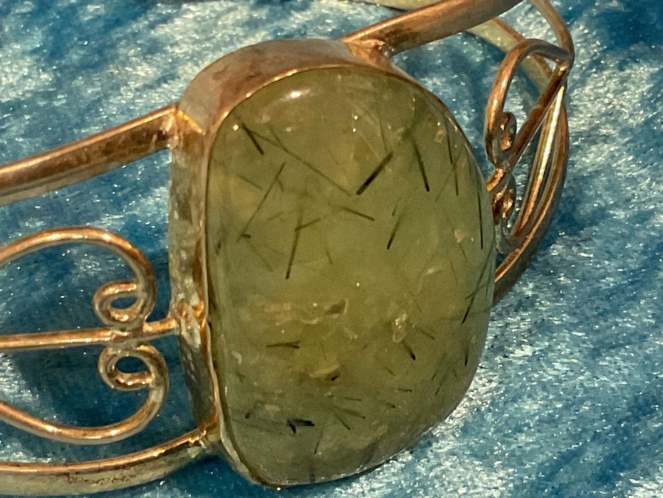 Linda pulseira em prata pedra verde clarinho anúncios abaixo