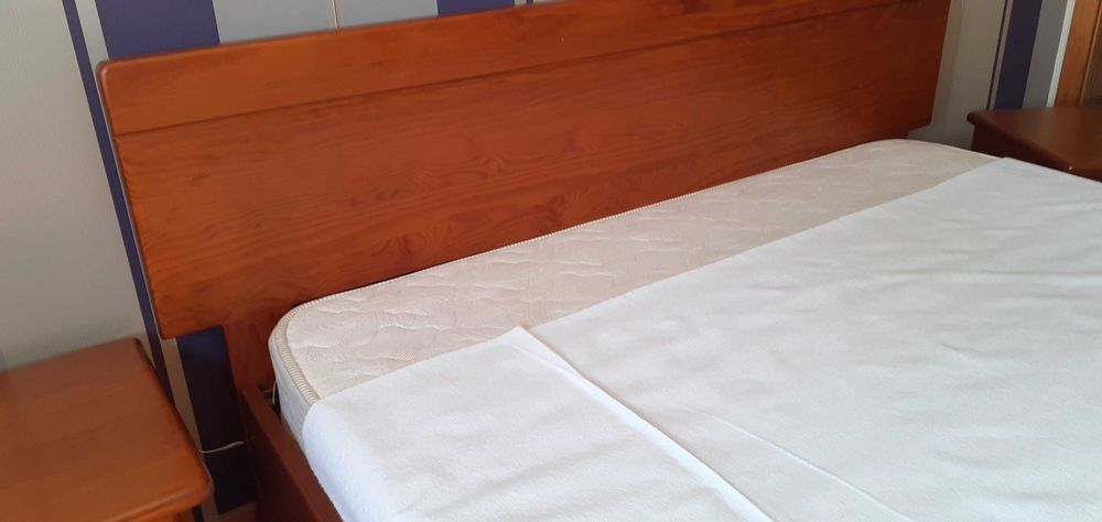 Cama de casal em cerejeira em bom estado.