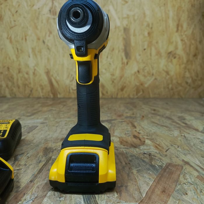Zakrętarka dewalt dcf787
