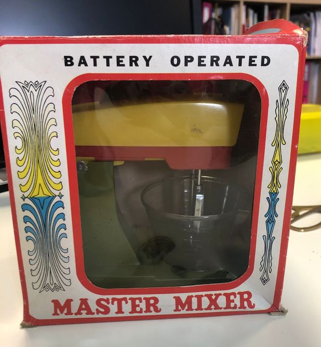 Brinquedos vintage batedeira e frigorífico